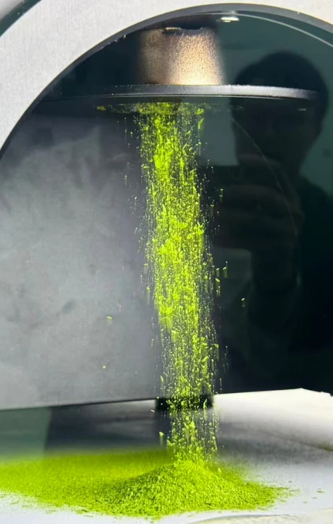 Fresh matcha falling from the collection arch of Sanko Usu One