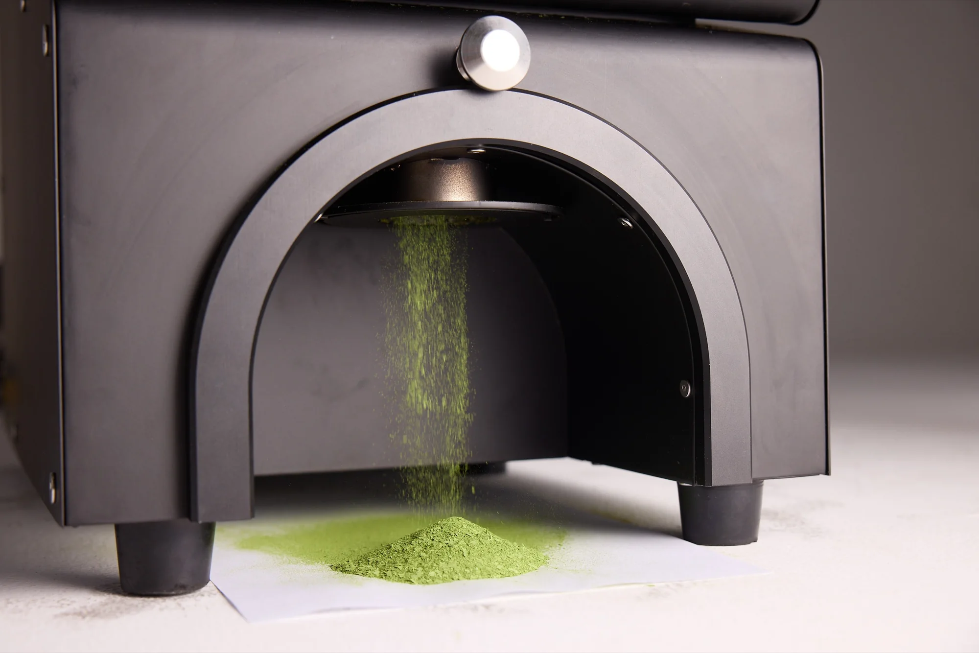Fresh matcha falling from the collection arch of Sanko Usu One