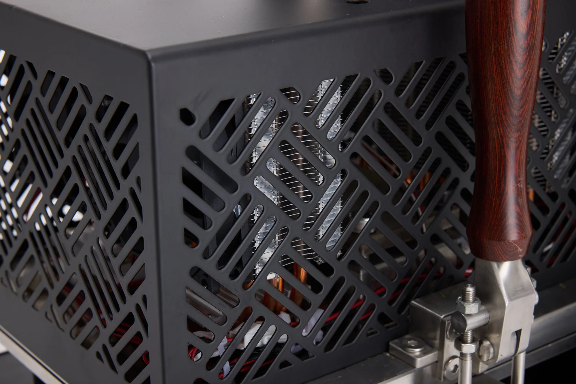 The cooling housing over the milling chamber