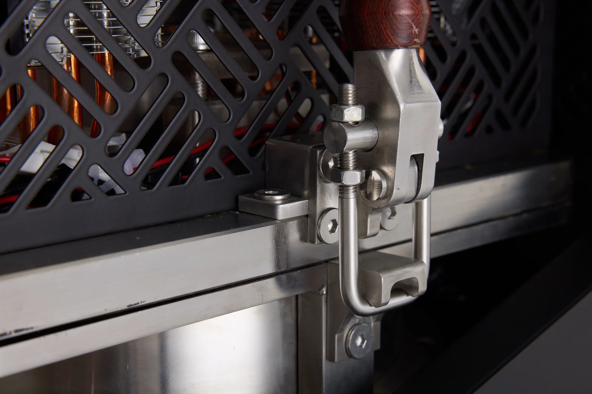 The wooden-handled compression clamp on Sanko Usu One